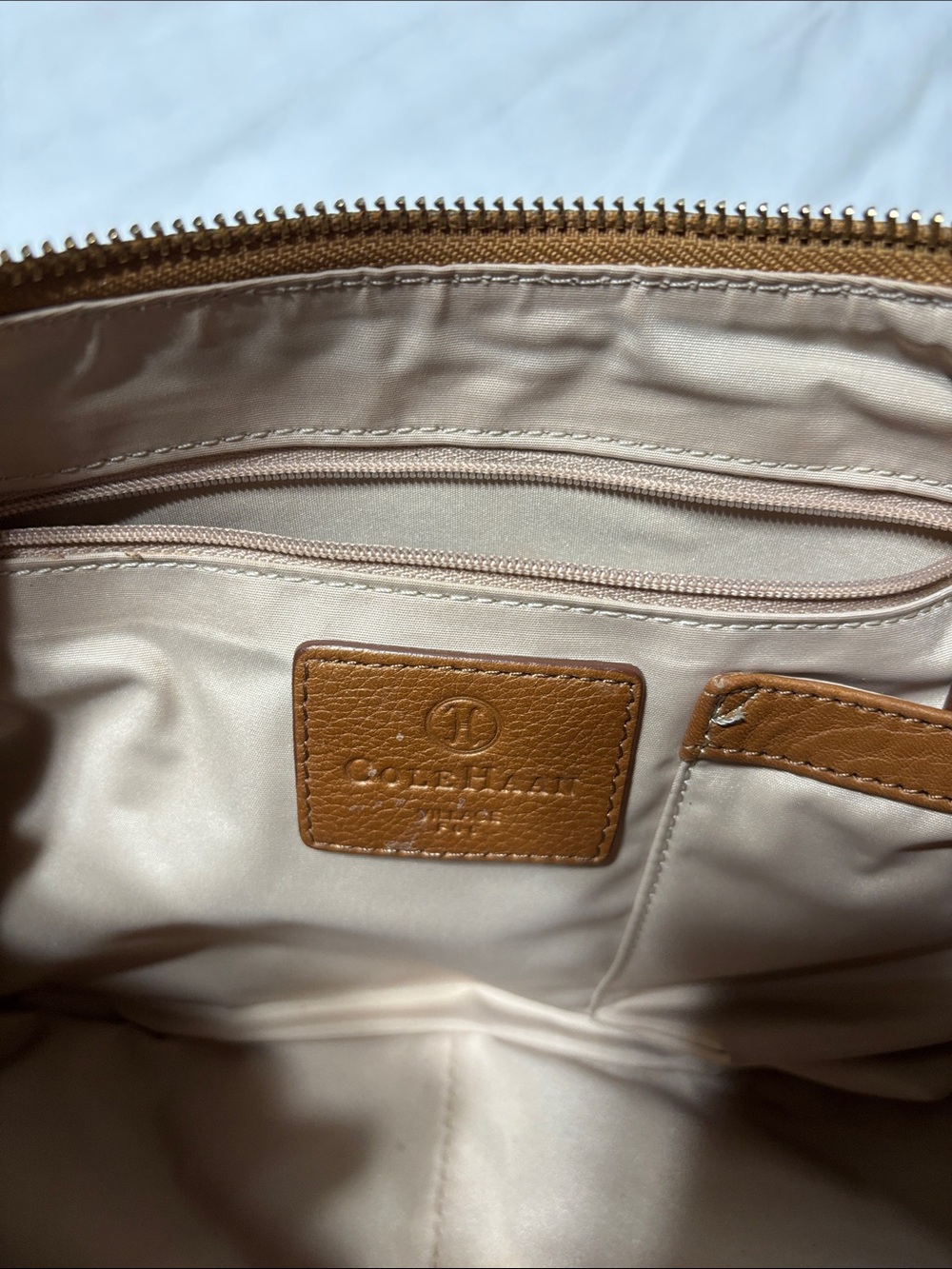 Cole Haan gold- Tan pebble Leather bag with Logo Patch. Vintage - never worn. - Picture 6 of 8